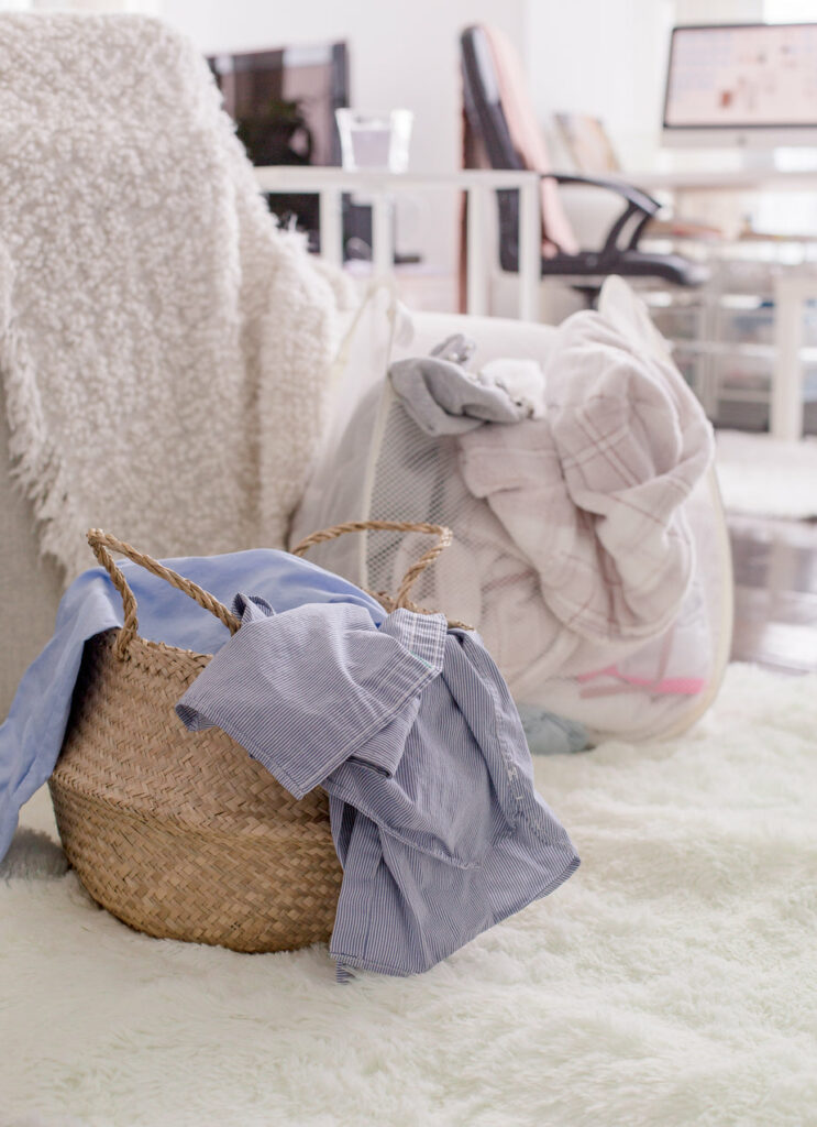 Services Complémentaires Bins And Baskets Filled With Clothing 743x1024
