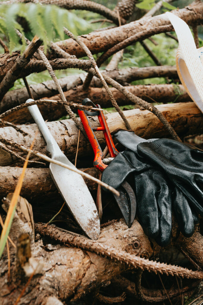 Entretien Extérieur Gardening Tools Leaning Against A Pile Of Wooden Sticks 682x1024