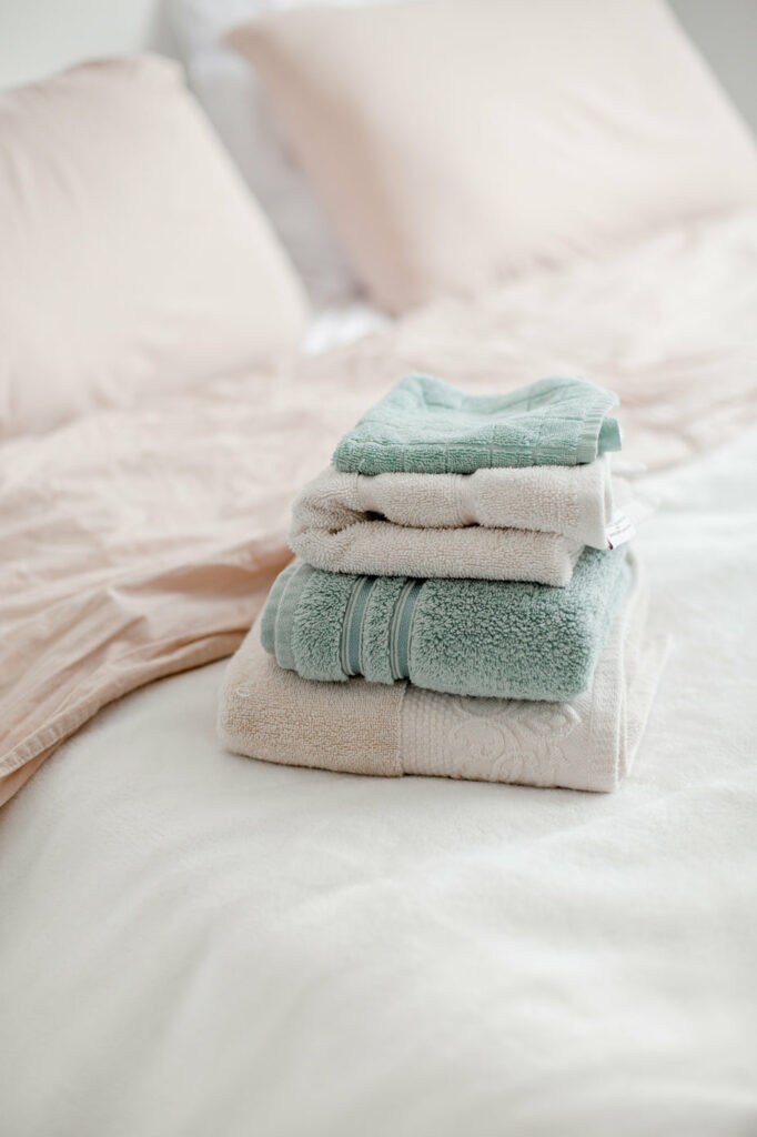Services Complémentaires Neatly Folded Towels Placed On A Bed 682x1024